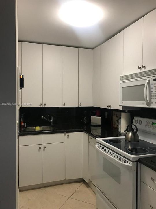 For Sale: $430,000 (1 beds, 1 baths, 655 Square Feet)