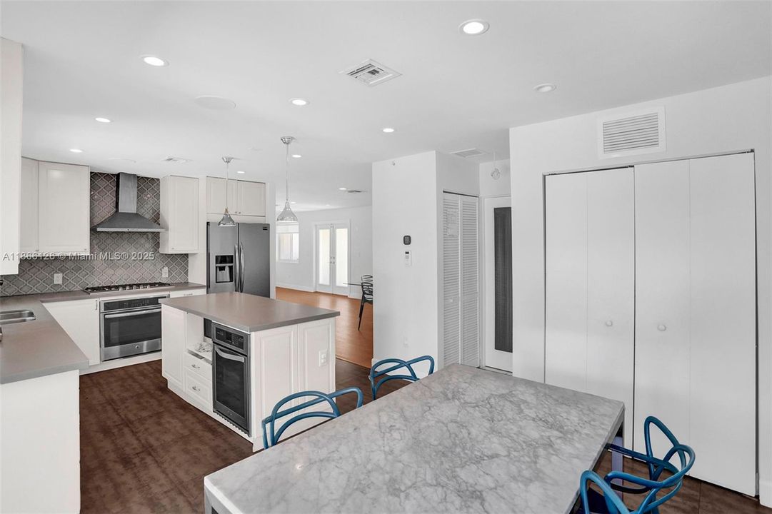 Recientemente alquilado: $6,800 (4 camas, 3 baños, 2282 Pies cuadrados)