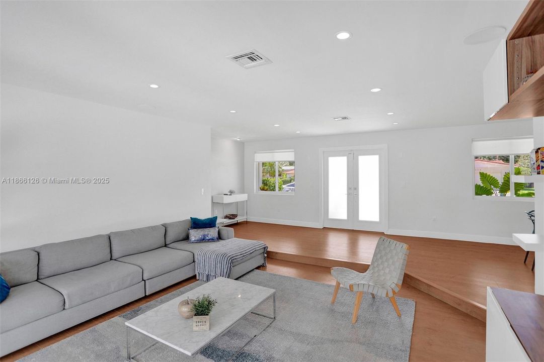 Recientemente alquilado: $6,800 (4 camas, 3 baños, 2282 Pies cuadrados)