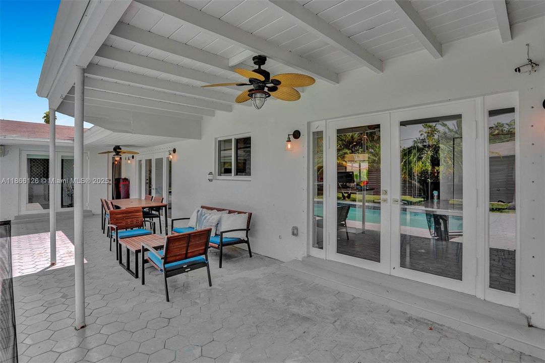 Recientemente alquilado: $6,800 (4 camas, 3 baños, 2282 Pies cuadrados)