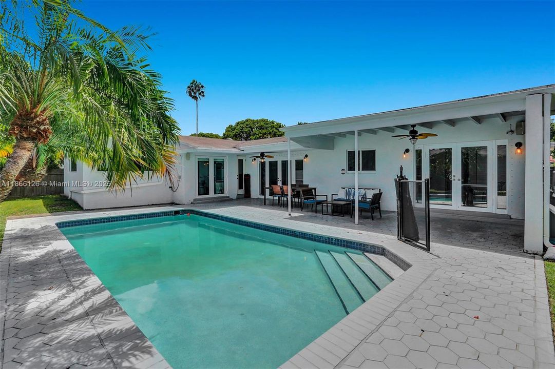 Recientemente alquilado: $6,800 (4 camas, 3 baños, 2282 Pies cuadrados)