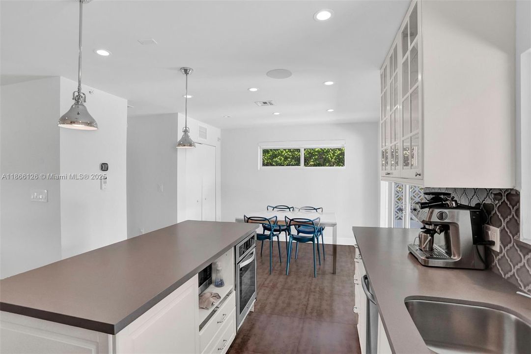 Recientemente alquilado: $6,800 (4 camas, 3 baños, 2282 Pies cuadrados)