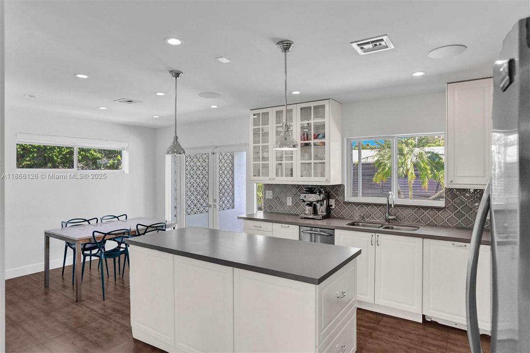 Recientemente alquilado: $6,800 (4 camas, 3 baños, 2282 Pies cuadrados)