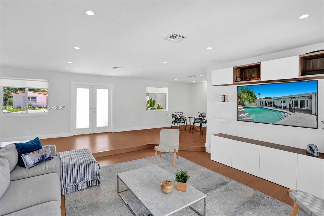 Recientemente alquilado: $6,800 (4 camas, 3 baños, 2282 Pies cuadrados)