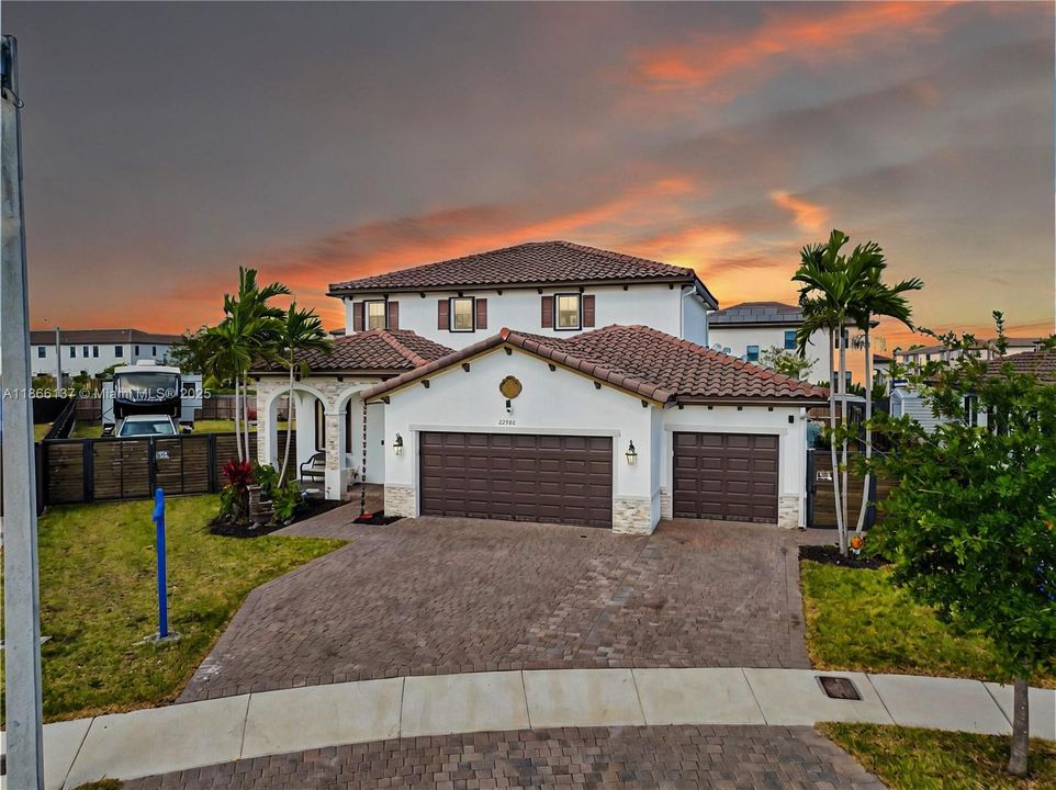 Под контрактом: $899,000 (5 спален, 3 ванн, 3191 Квадратных фут)