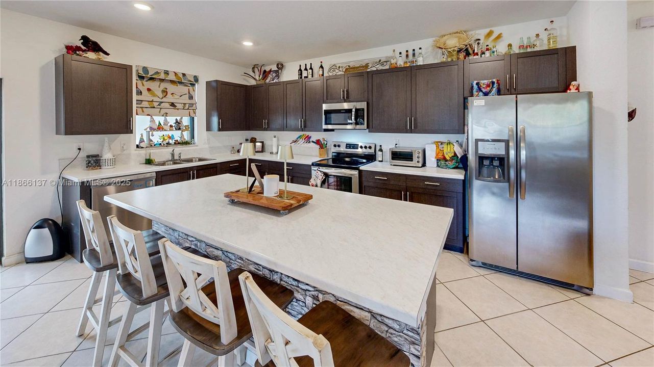 Под контрактом: $899,000 (5 спален, 3 ванн, 3191 Квадратных фут)