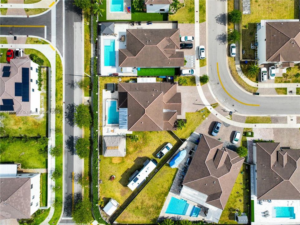 Под контрактом: $899,000 (5 спален, 3 ванн, 3191 Квадратных фут)