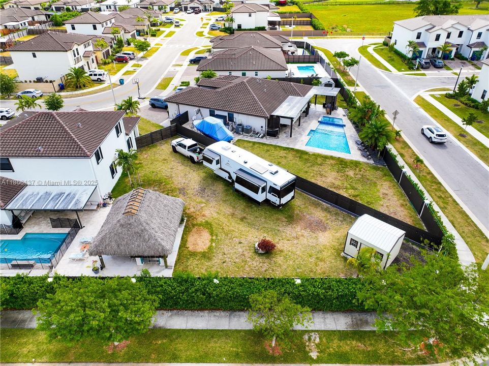 Под контрактом: $899,000 (5 спален, 3 ванн, 3191 Квадратных фут)