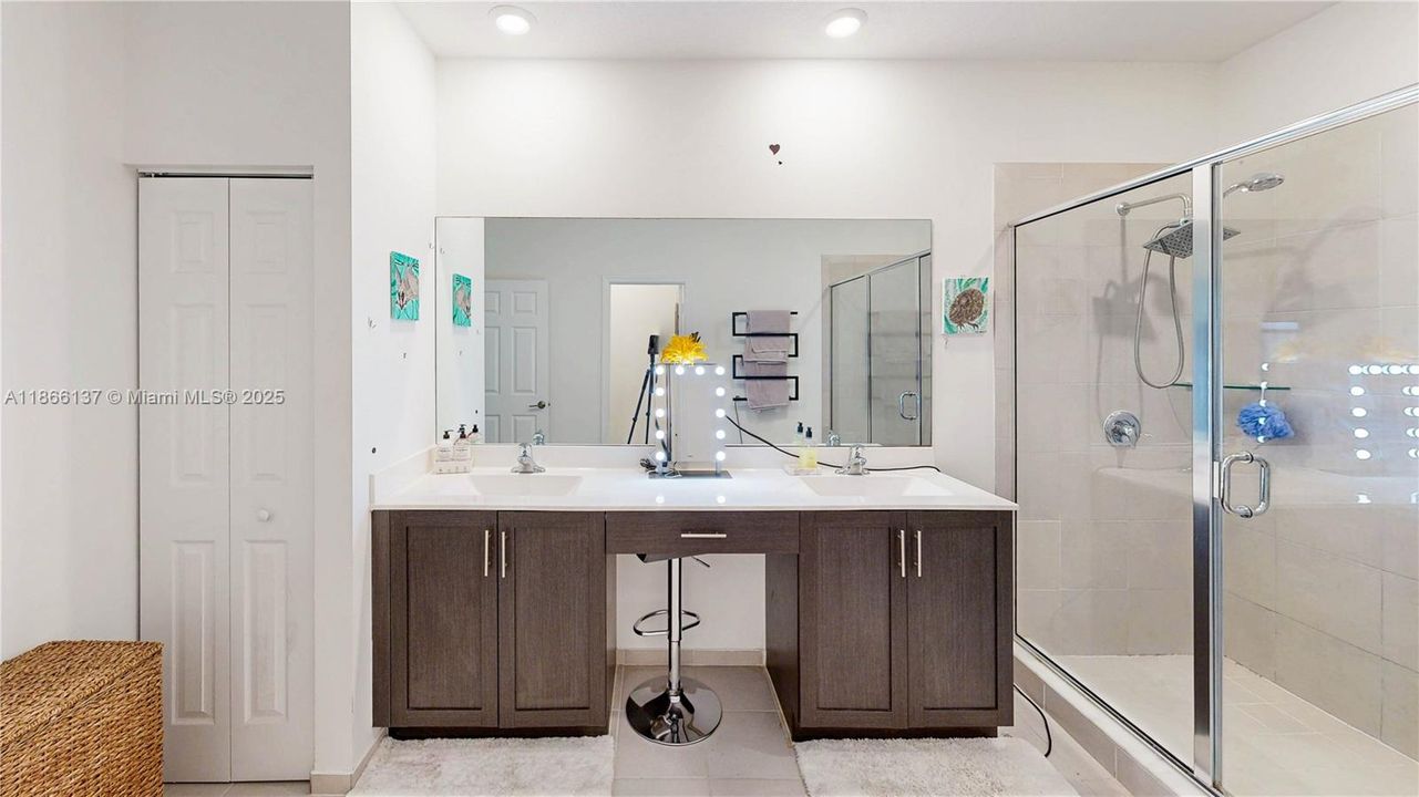 Под контрактом: $899,000 (5 спален, 3 ванн, 3191 Квадратных фут)