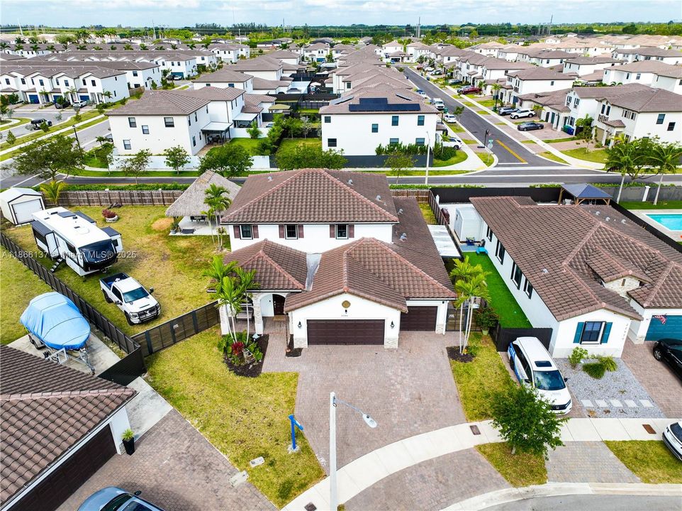 Под контрактом: $899,000 (5 спален, 3 ванн, 3191 Квадратных фут)