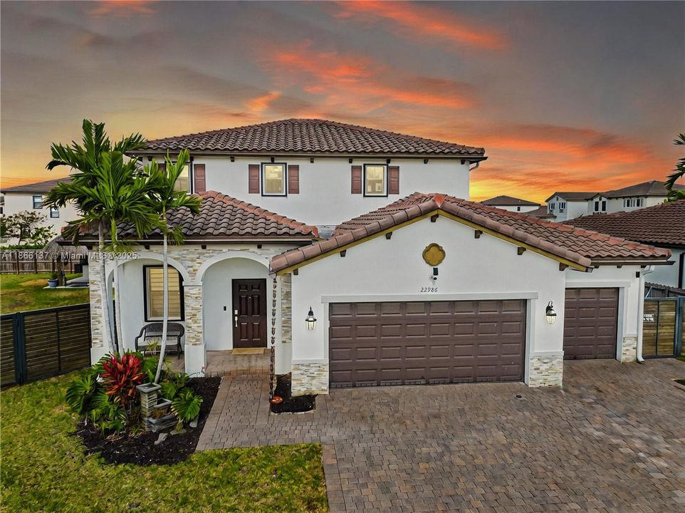 Под контрактом: $899,000 (5 спален, 3 ванн, 3191 Квадратных фут)