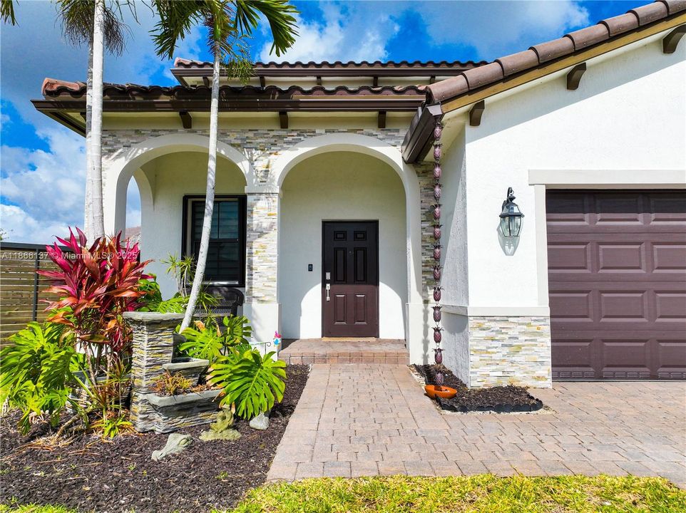 Под контрактом: $899,000 (5 спален, 3 ванн, 3191 Квадратных фут)