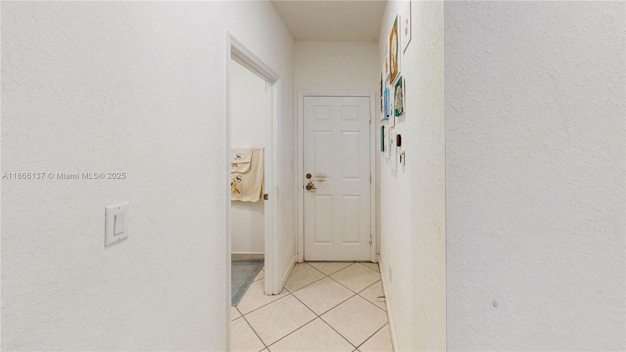 Под контрактом: $899,000 (5 спален, 3 ванн, 3191 Квадратных фут)