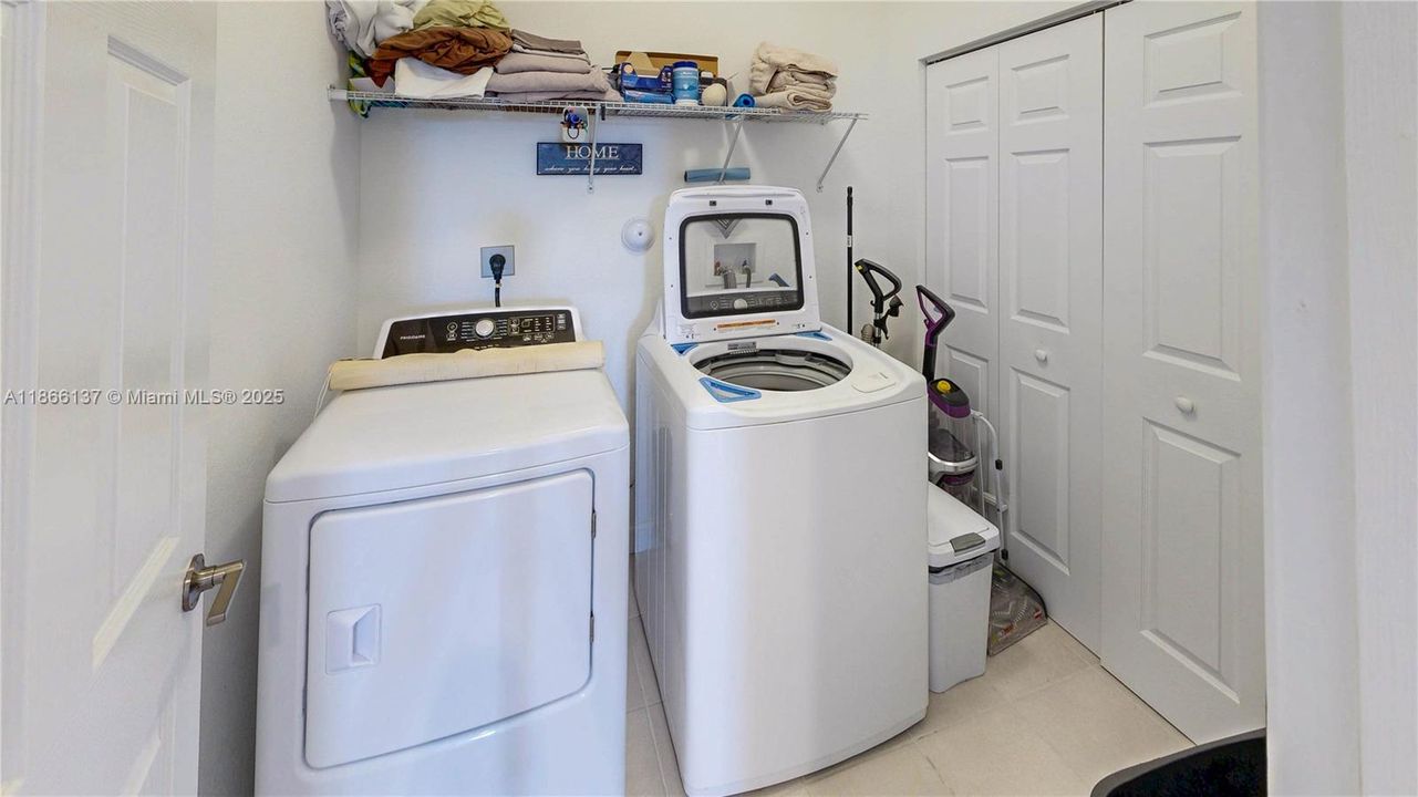 Под контрактом: $899,000 (5 спален, 3 ванн, 3191 Квадратных фут)