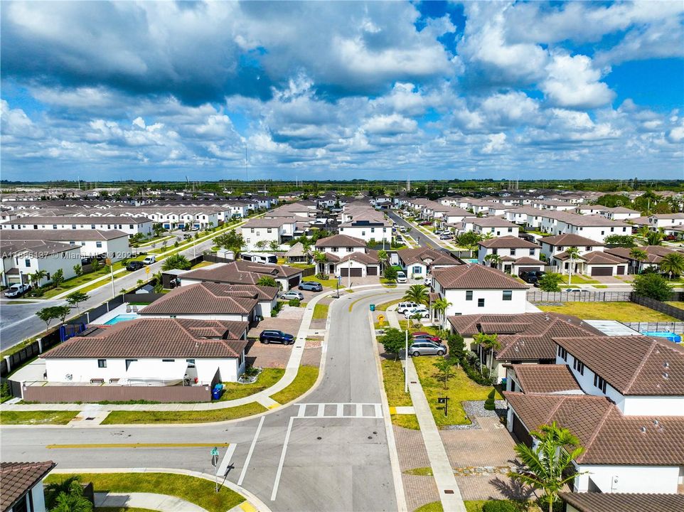 Под контрактом: $899,000 (5 спален, 3 ванн, 3191 Квадратных фут)