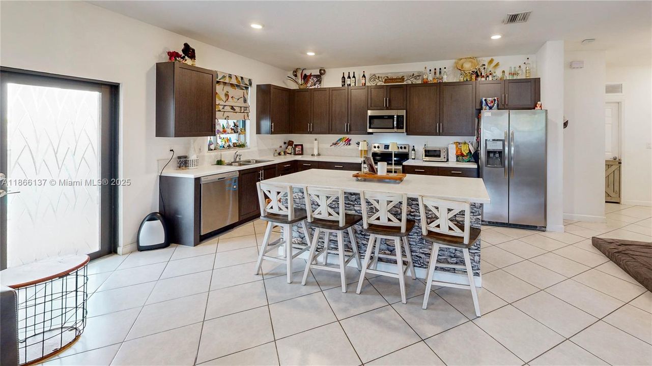 Под контрактом: $899,000 (5 спален, 3 ванн, 3191 Квадратных фут)