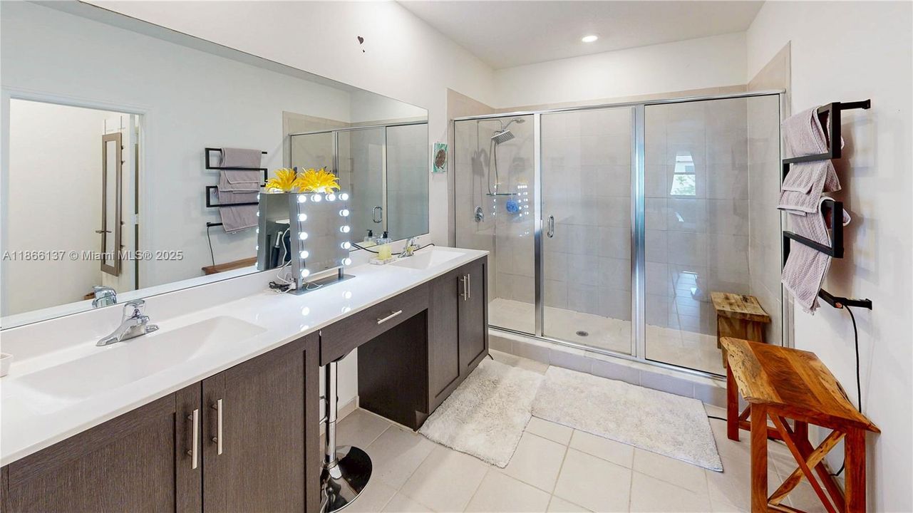 Под контрактом: $899,000 (5 спален, 3 ванн, 3191 Квадратных фут)