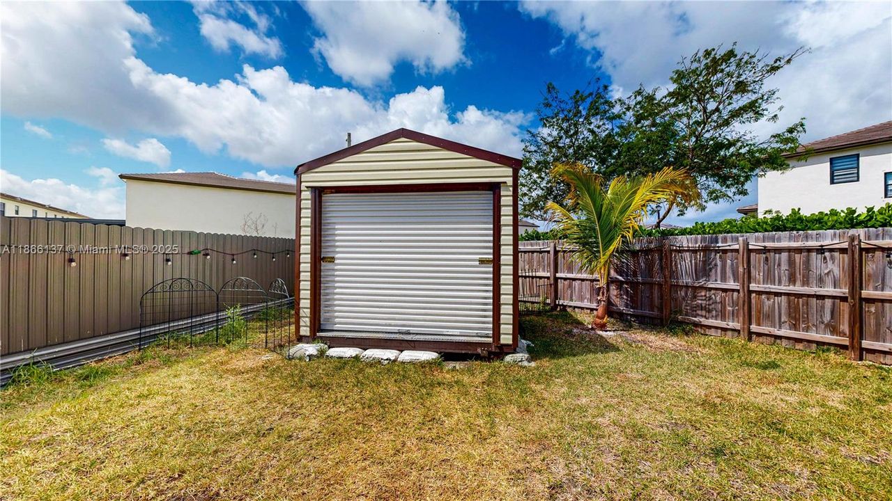 Под контрактом: $899,000 (5 спален, 3 ванн, 3191 Квадратных фут)