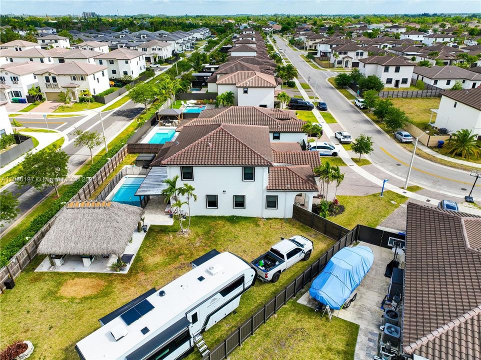 Под контрактом: $899,000 (5 спален, 3 ванн, 3191 Квадратных фут)