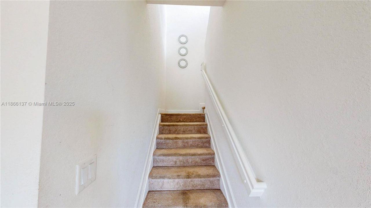 Под контрактом: $899,000 (5 спален, 3 ванн, 3191 Квадратных фут)