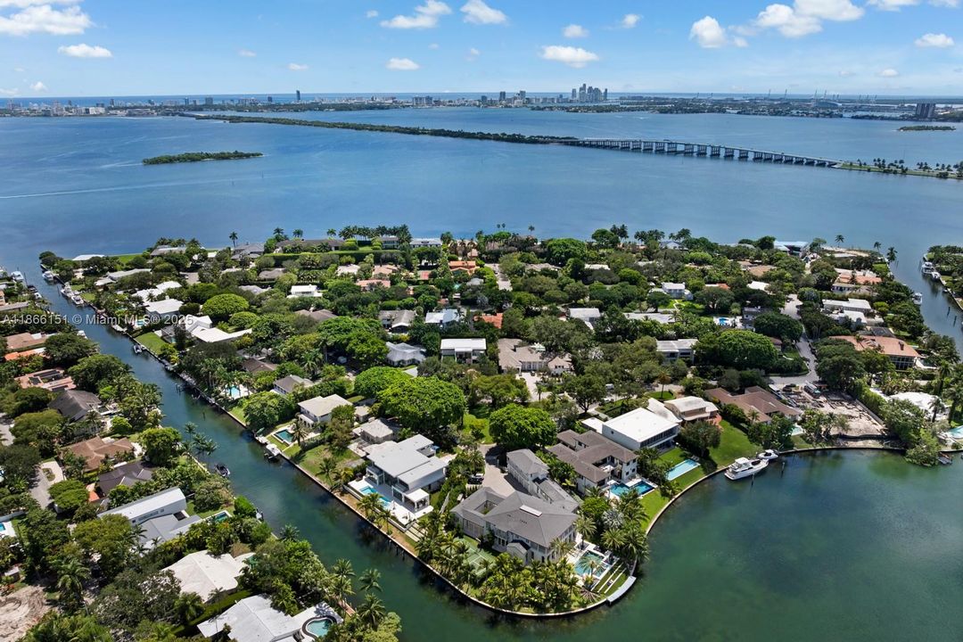 En Venta: $13,950,000 (4 camas, 4 baños, 5401 Pies cuadrados)