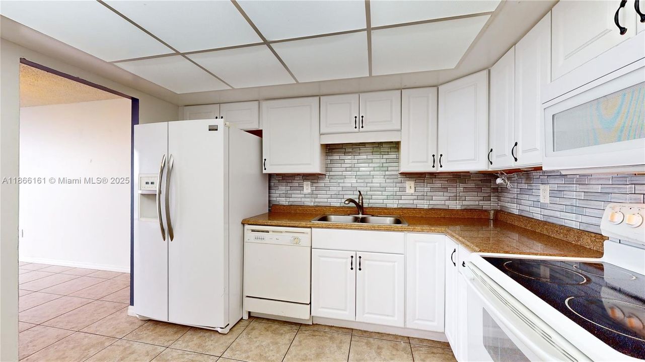 待售: $180,000 (1 贝兹, 1 浴室, 1005 平方英尺)