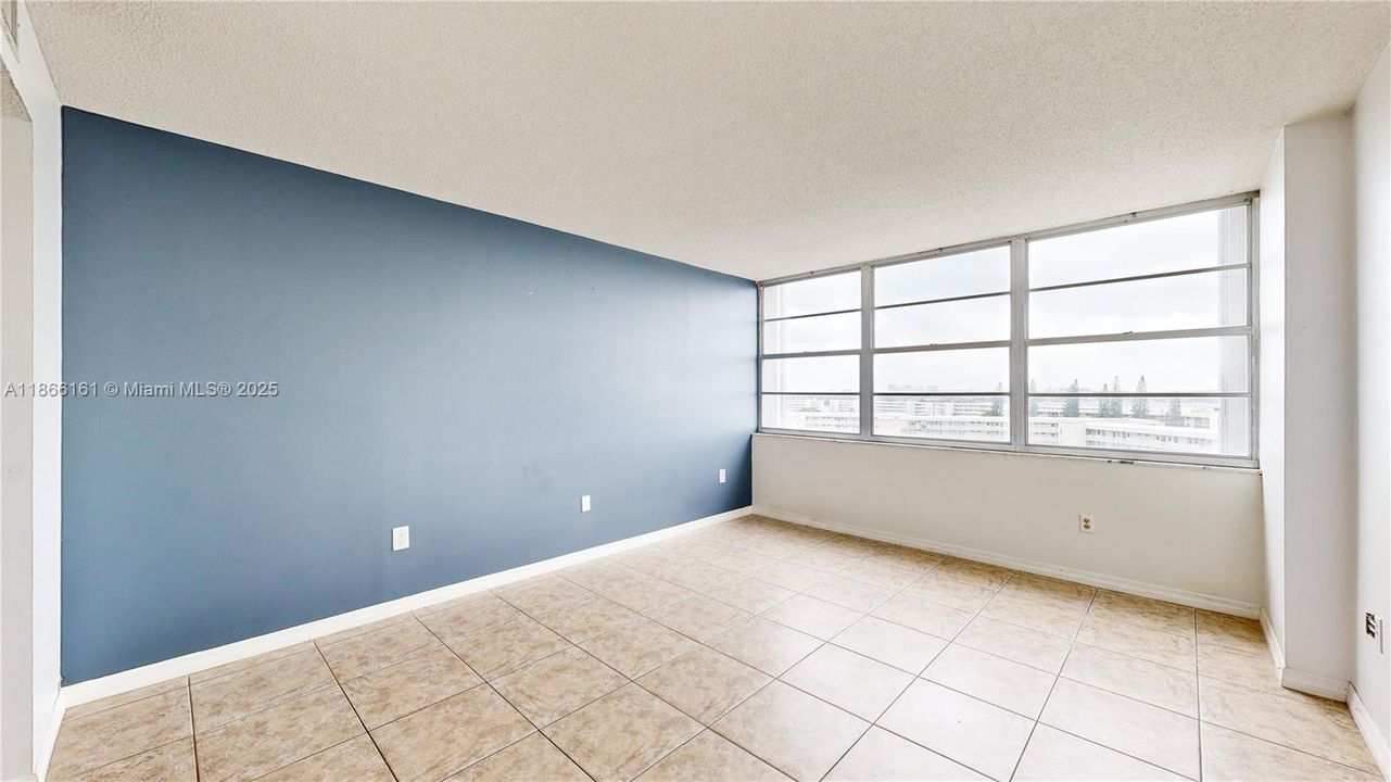 待售: $180,000 (1 贝兹, 1 浴室, 1005 平方英尺)