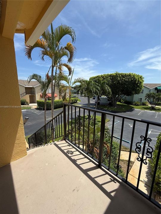 For Sale: $205,000 (2 beds, 2 baths, 768 Square Feet)