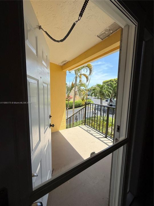 For Sale: $205,000 (2 beds, 2 baths, 768 Square Feet)