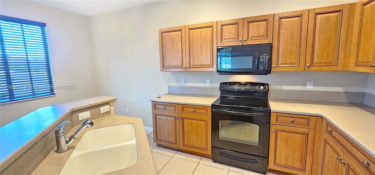 En Venta: $290,000 (3 camas, 2 baños, 1379 Pies cuadrados)