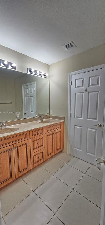 En Venta: $290,000 (3 camas, 2 baños, 1379 Pies cuadrados)