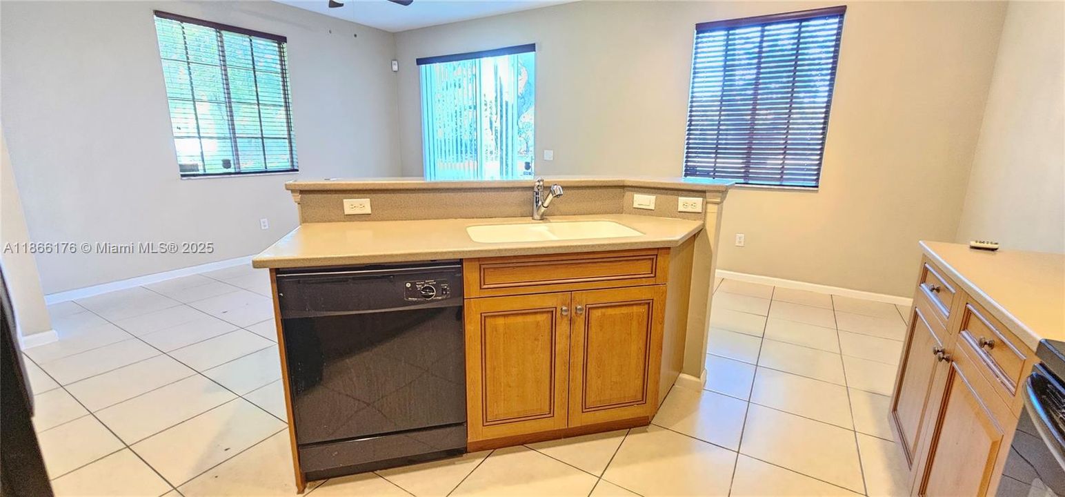 En Venta: $290,000 (3 camas, 2 baños, 1379 Pies cuadrados)