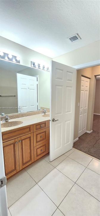 En Venta: $290,000 (3 camas, 2 baños, 1379 Pies cuadrados)