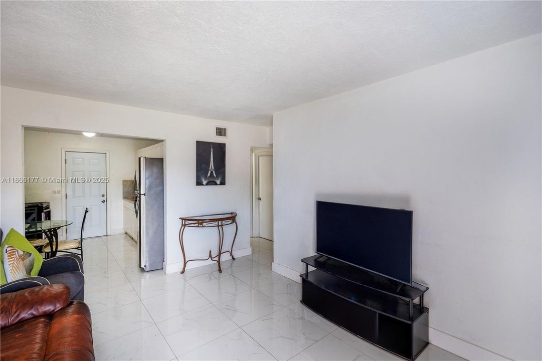 For Sale: $227,500 (2 beds, 1 baths, 650 Square Feet)