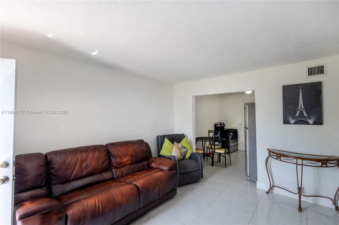 For Sale: $227,500 (2 beds, 1 baths, 650 Square Feet)