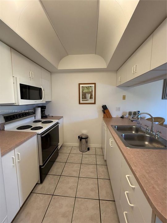 For Sale: $195,000 (2 beds, 2 baths, 768 Square Feet)