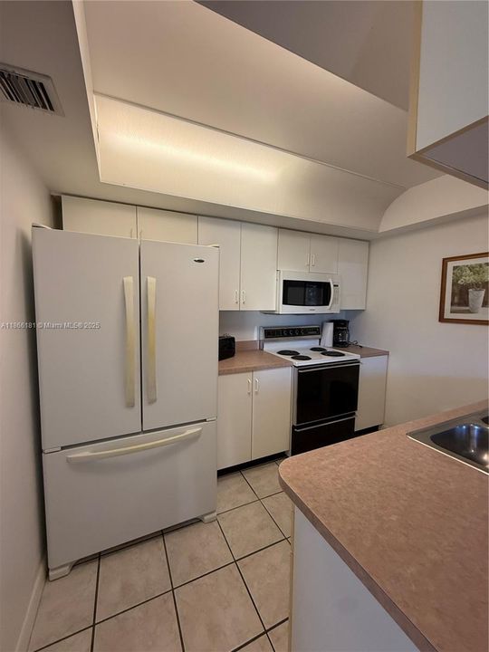For Sale: $195,000 (2 beds, 2 baths, 768 Square Feet)
