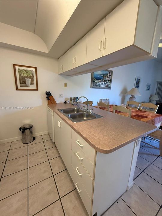 For Sale: $195,000 (2 beds, 2 baths, 768 Square Feet)