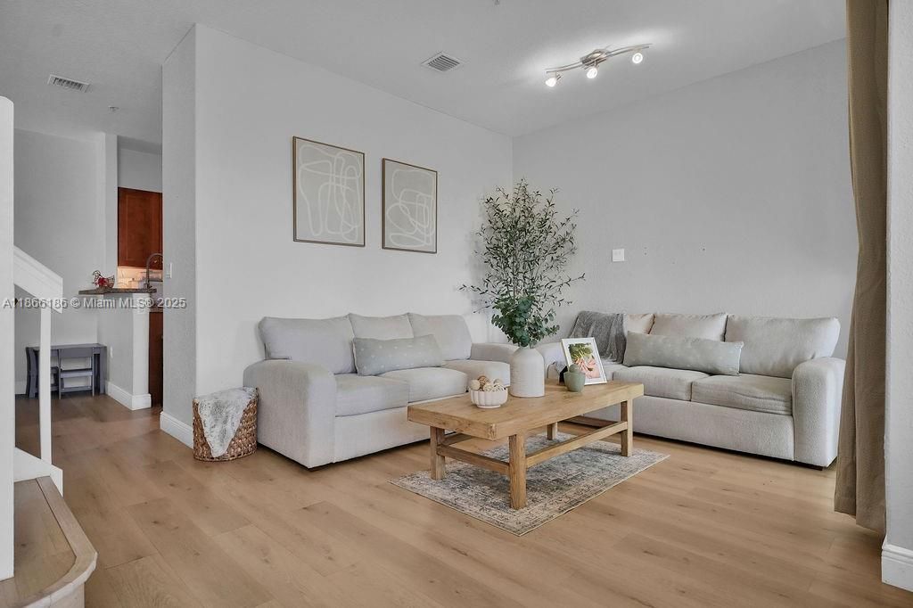 待售: $430,000 (3 贝兹, 2 浴室, 1445 平方英尺)