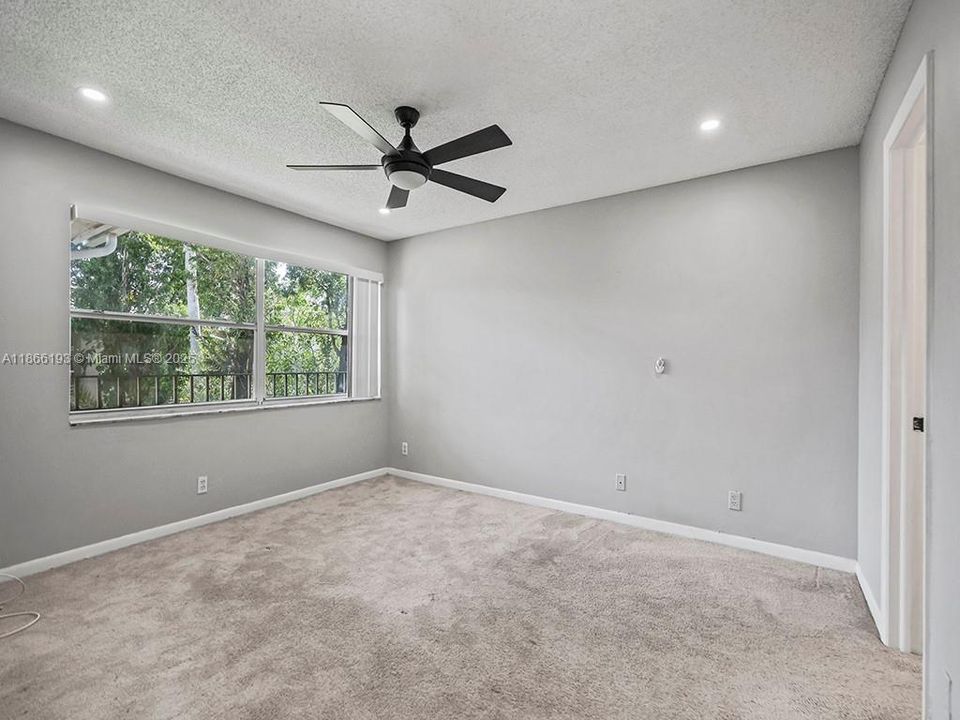 合同活跃: $210,000 (2 贝兹, 2 浴室, 1100 平方英尺)