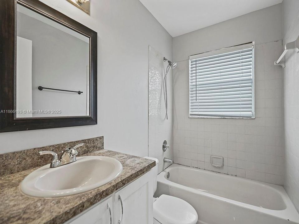 合同活跃: $210,000 (2 贝兹, 2 浴室, 1100 平方英尺)