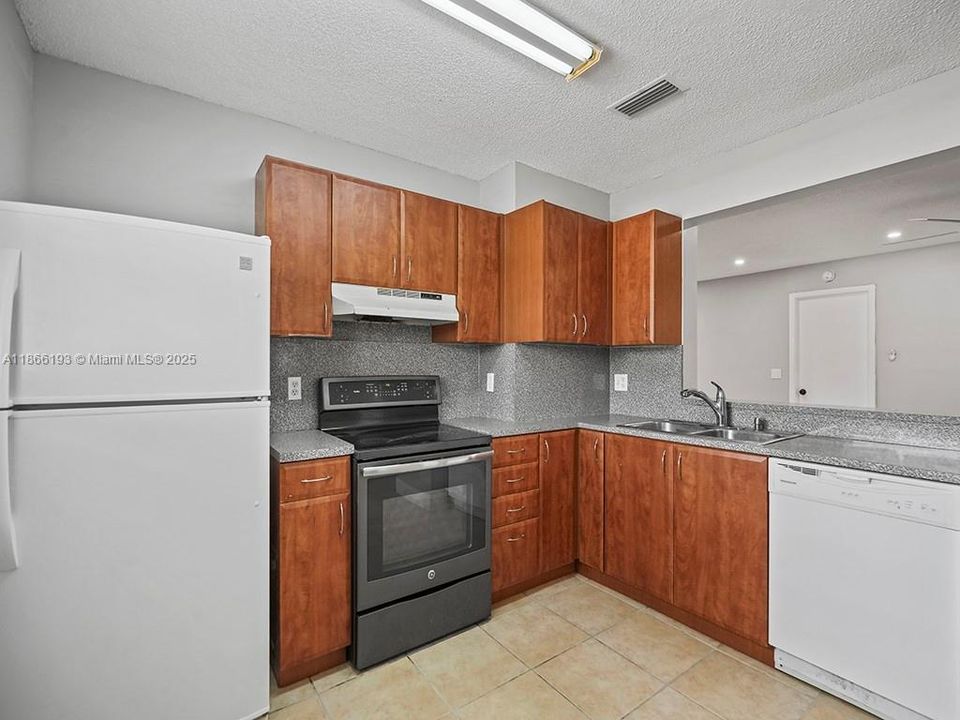 合同活跃: $210,000 (2 贝兹, 2 浴室, 1100 平方英尺)