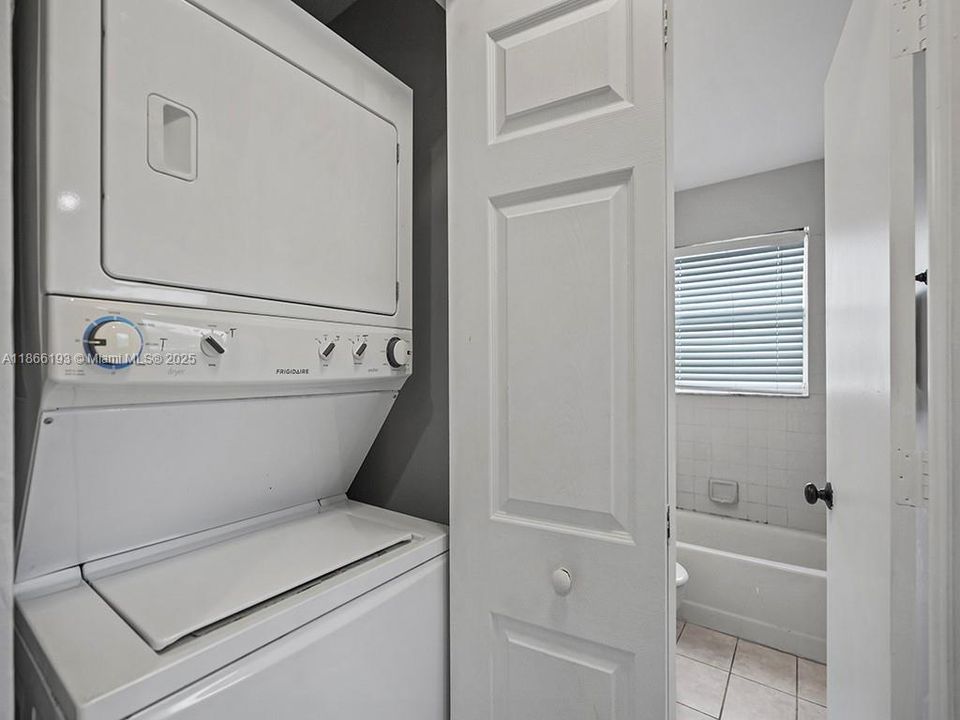 合同活跃: $210,000 (2 贝兹, 2 浴室, 1100 平方英尺)