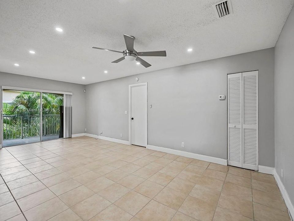 合同活跃: $210,000 (2 贝兹, 2 浴室, 1100 平方英尺)