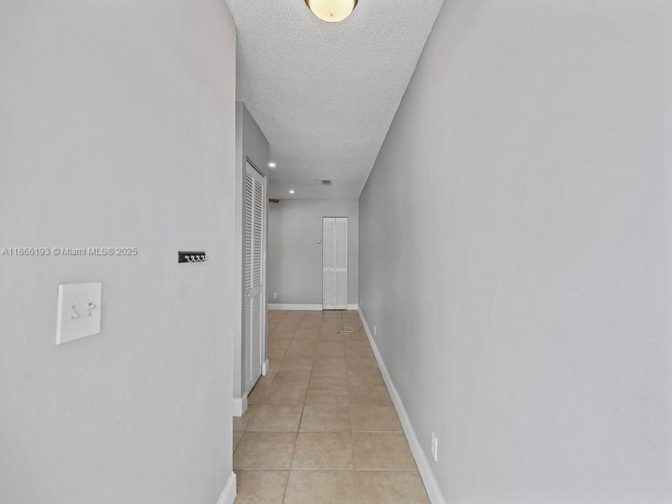 合同活跃: $210,000 (2 贝兹, 2 浴室, 1100 平方英尺)