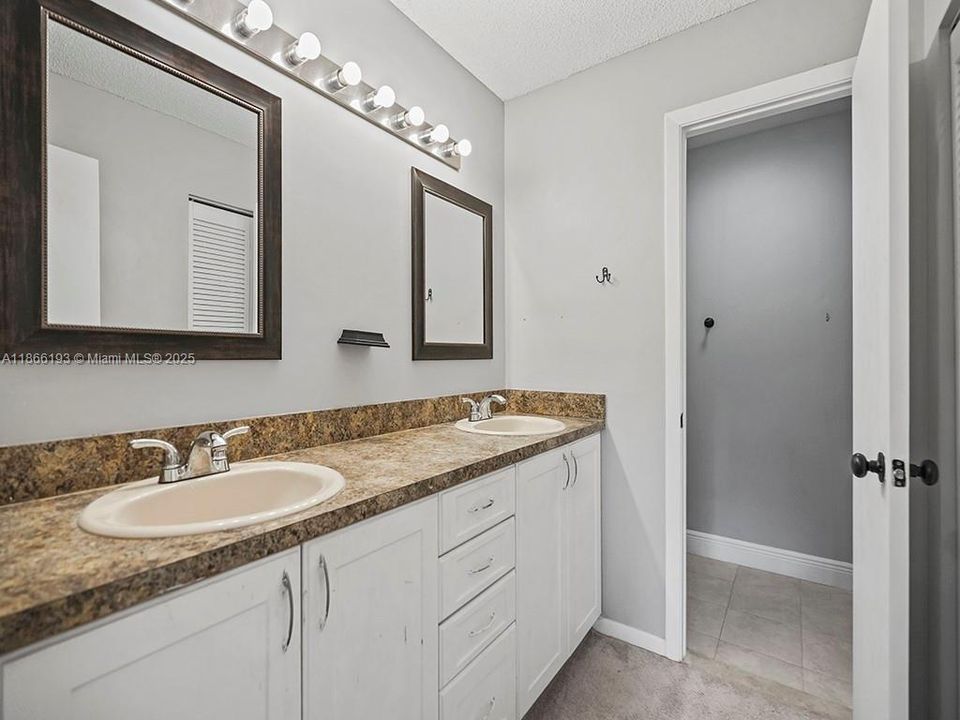 合同活跃: $210,000 (2 贝兹, 2 浴室, 1100 平方英尺)