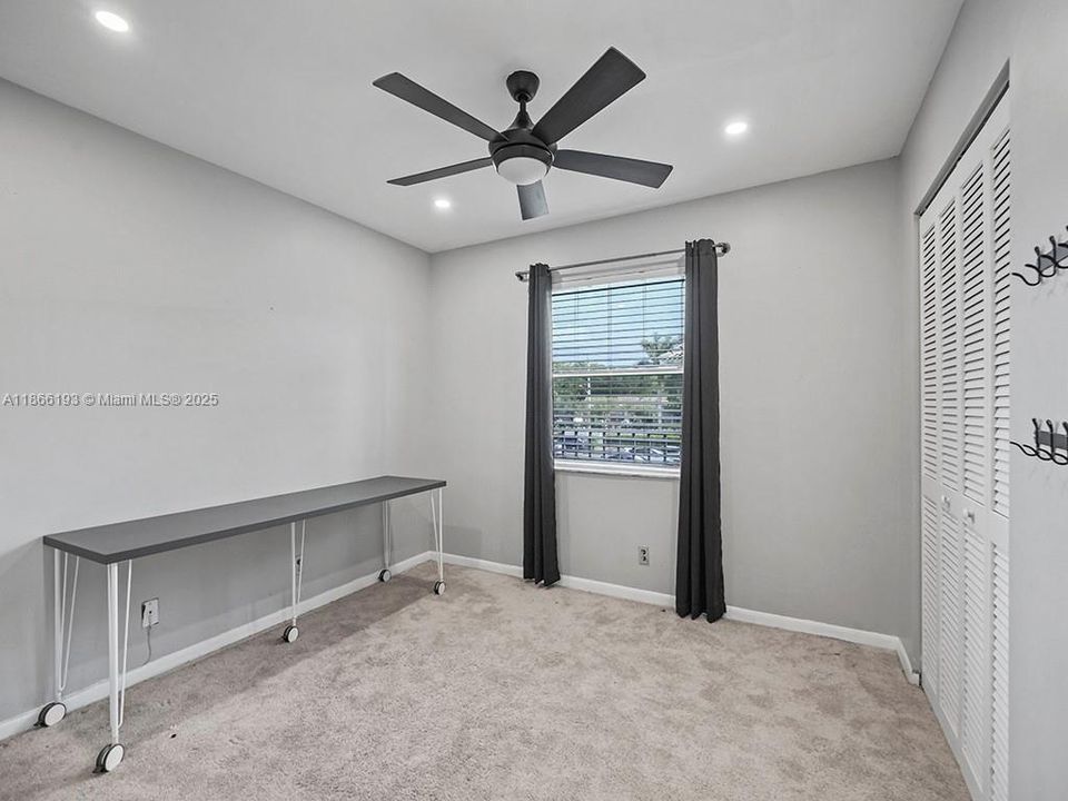 合同活跃: $210,000 (2 贝兹, 2 浴室, 1100 平方英尺)