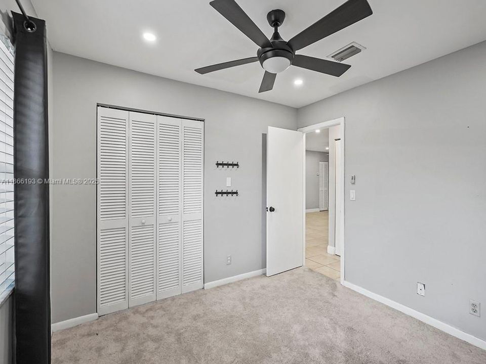 合同活跃: $210,000 (2 贝兹, 2 浴室, 1100 平方英尺)