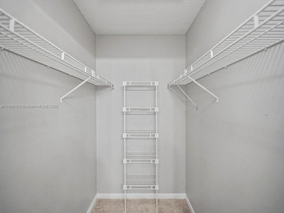 合同活跃: $210,000 (2 贝兹, 2 浴室, 1100 平方英尺)