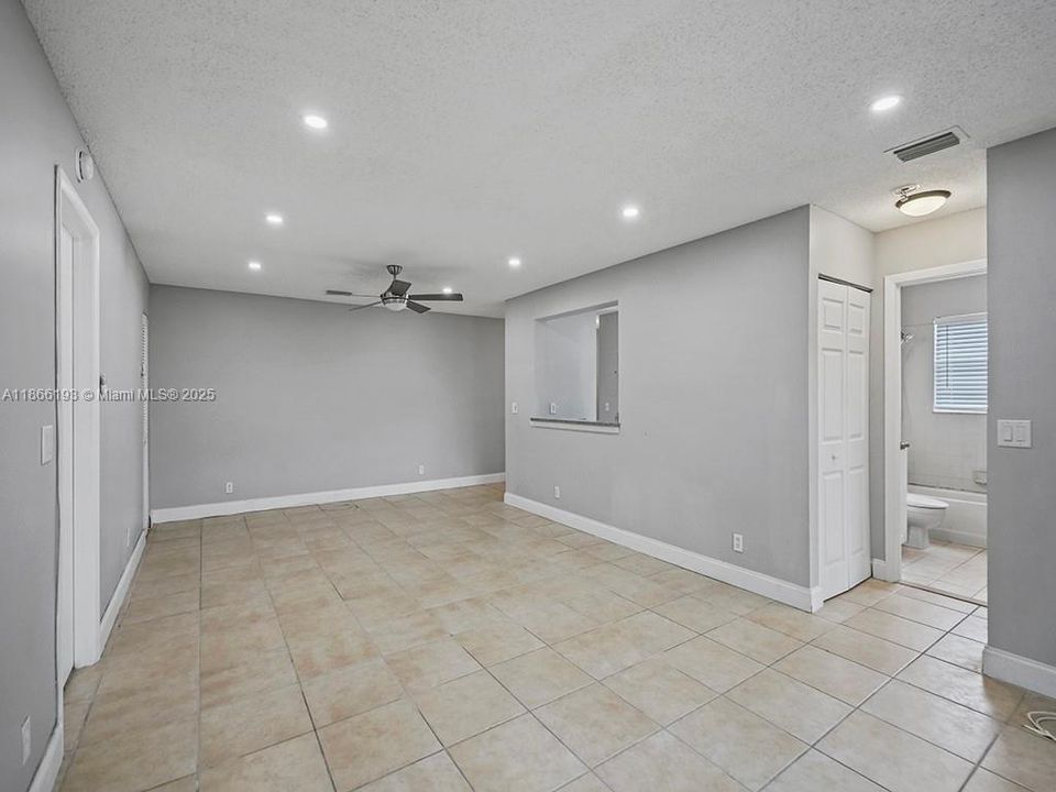 合同活跃: $210,000 (2 贝兹, 2 浴室, 1100 平方英尺)